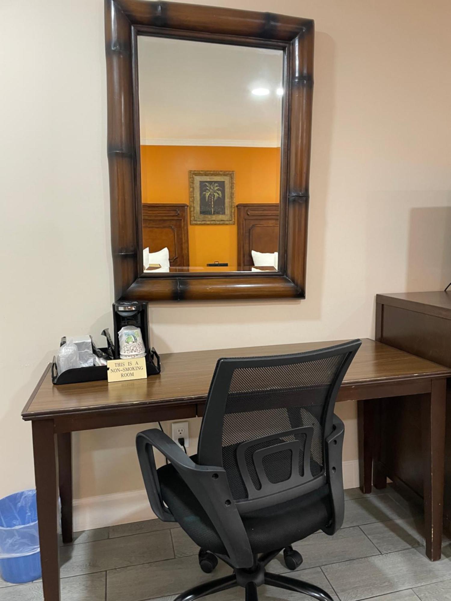 Howard Johnson By Wyndham Ridgecrest, Ca Экстерьер фото