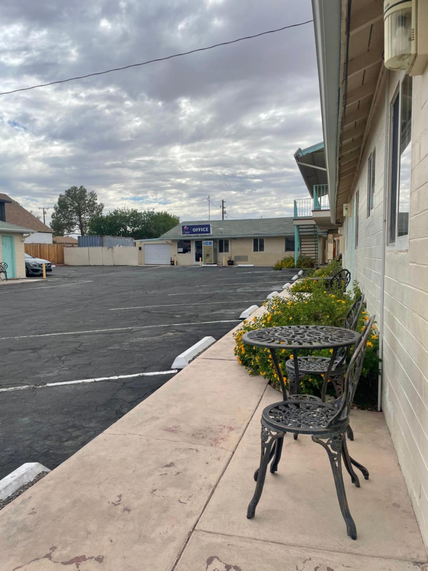 Howard Johnson By Wyndham Ridgecrest, Ca Экстерьер фото